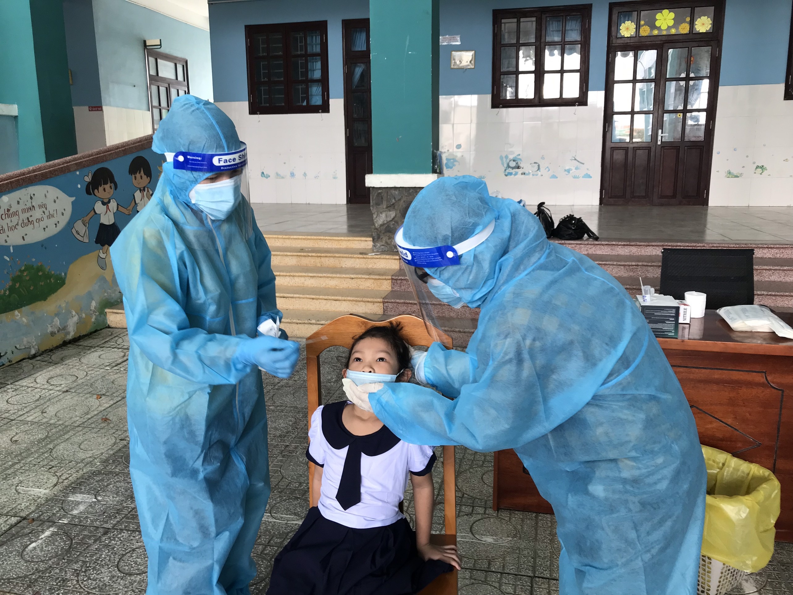 Hai truong o xa dao TP.HCM tiep tuc lui thoi gian don hoc sinh hinh anh