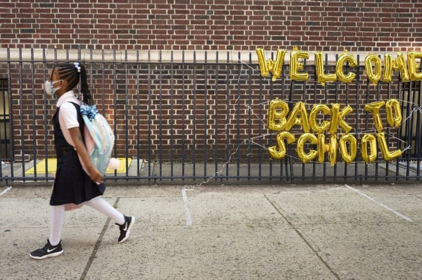 Truong hoc o My lam gi khi tre di hoc tro lai trong dai dich? hinh anh