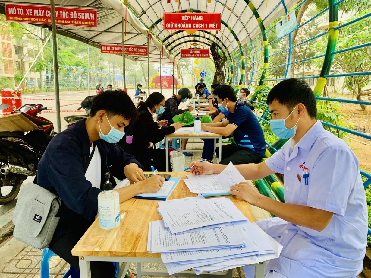 sinh vien tro lai hoc tap trung anh 3