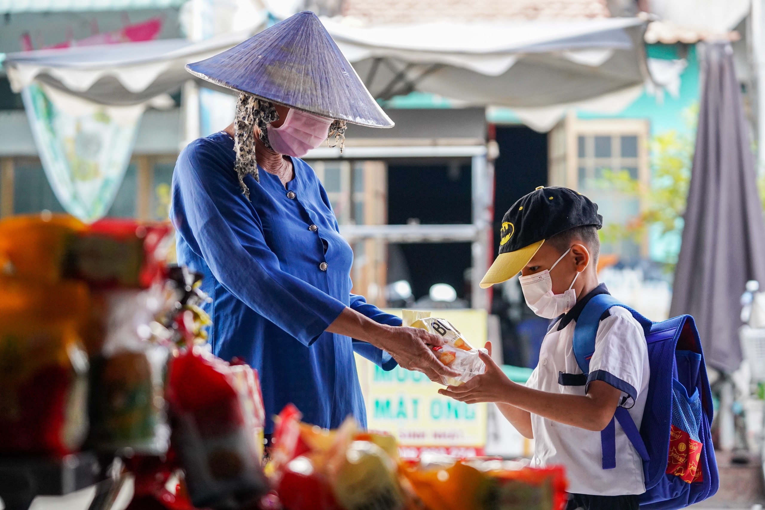 Hoc sinh TP.HCM tro lai truong anh 7