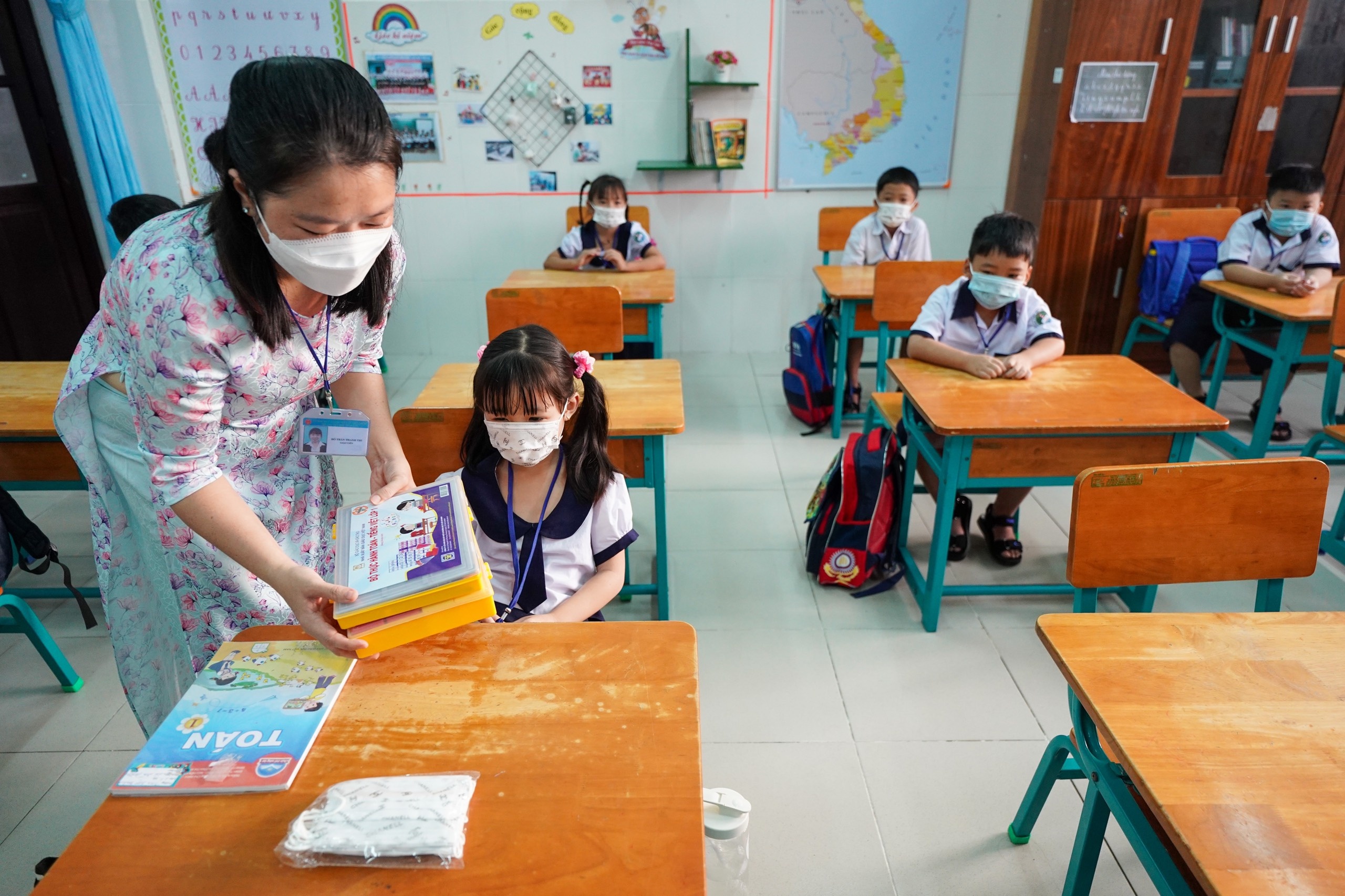 Hoc sinh TP.HCM tro lai truong anh 9