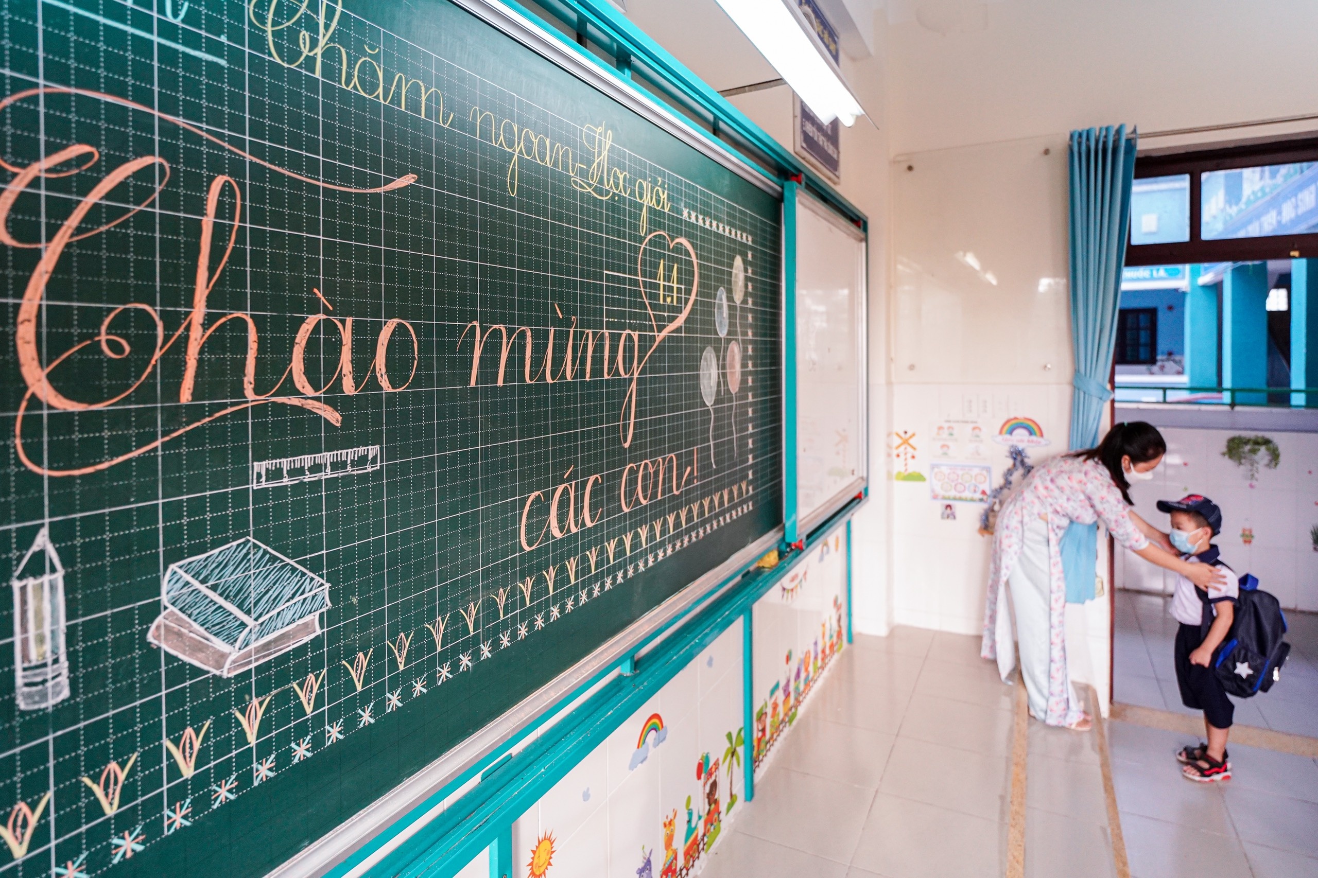 Hoc sinh TP.HCM tro lai truong anh 10