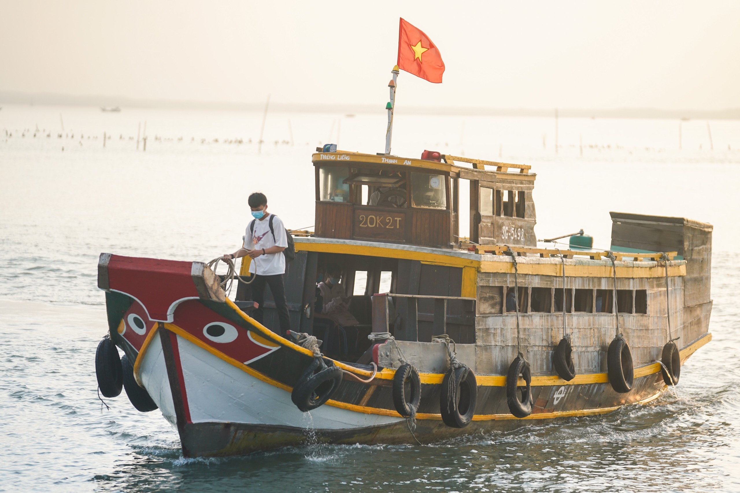 Hoc sinh TP.HCM tro lai truong anh 1