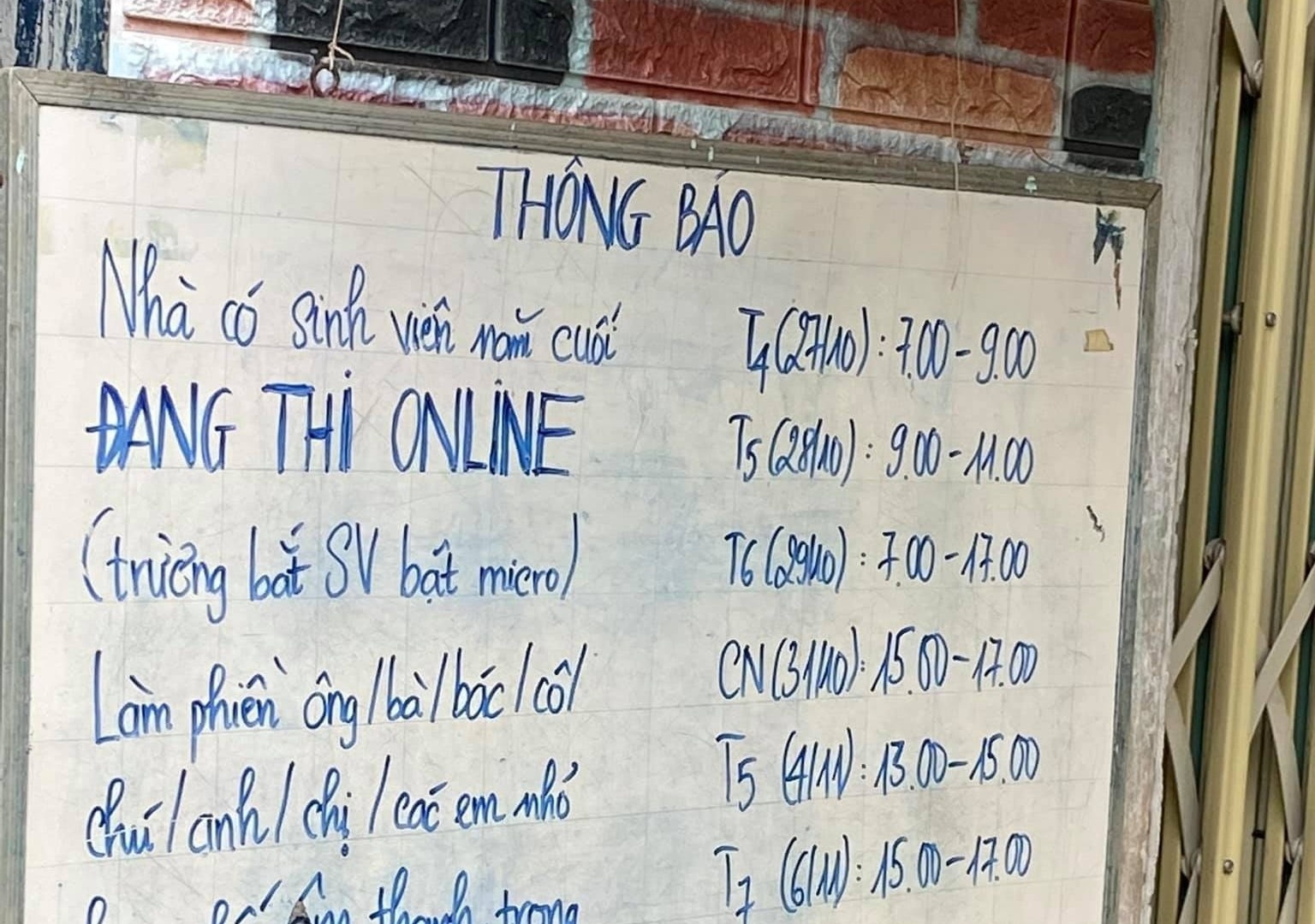 Nam sinh treo bien dang thi online truoc cua nha hinh anh