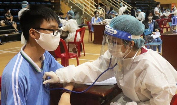 tiem vaccine cho hoc sinh anh 1