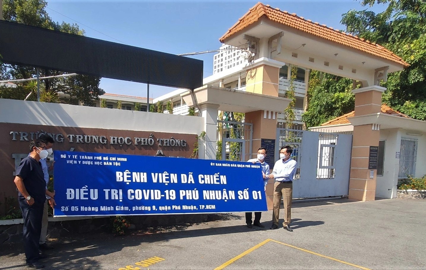 Truong hoc o TP.HCM gap rut tu sua de kip don hoc sinh tro lai hinh anh