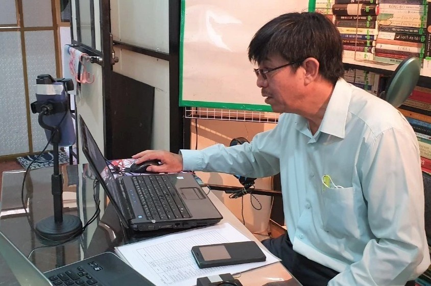 Thay giao nhan giai thuong giao duc ngay truoc ngay nghi huu hinh anh