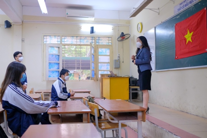 Giao vien phai day truc tiep va truc tuyen cho hoc sinh lop 12 hinh anh