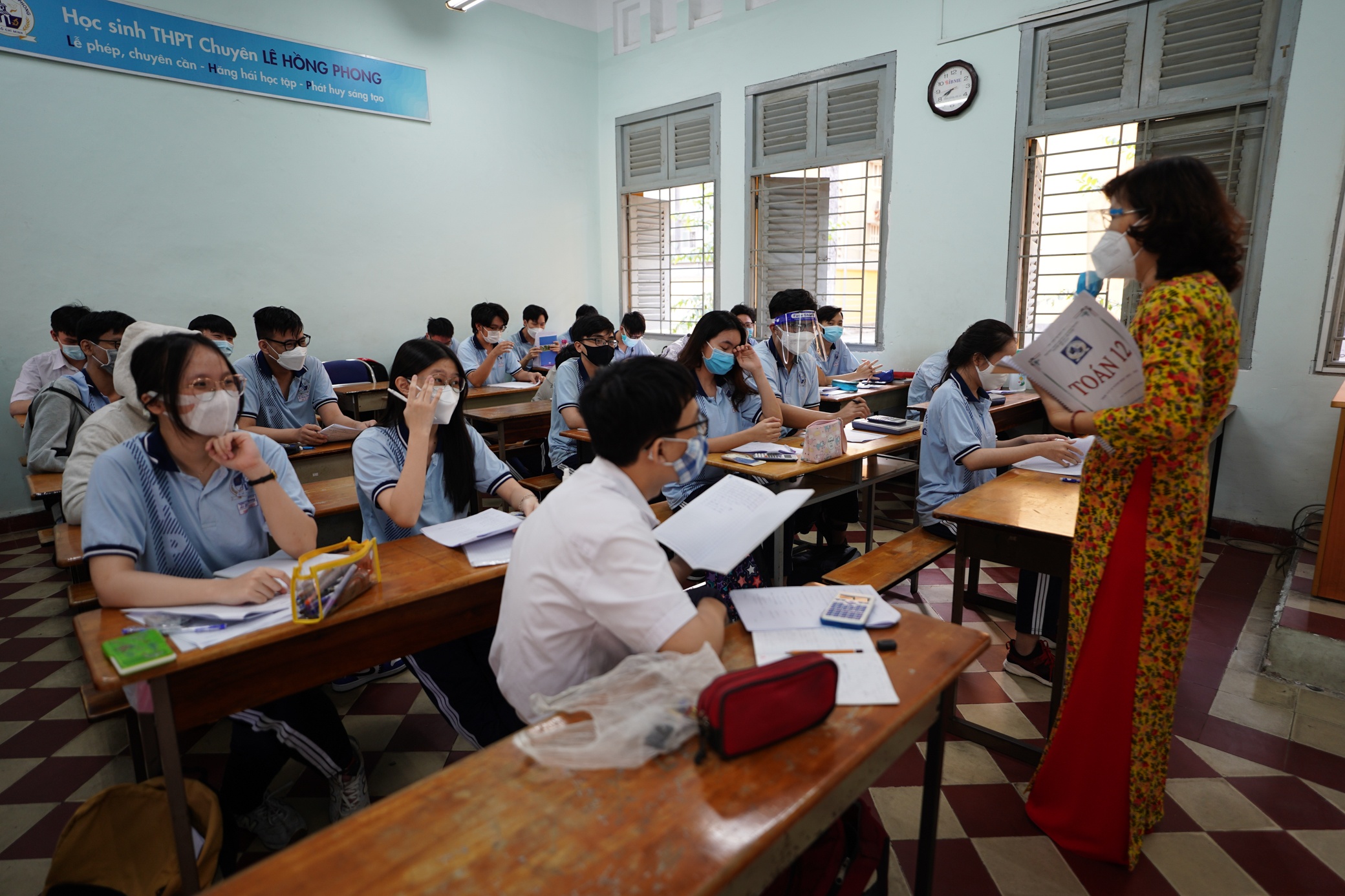 hoc sinh TP.HCM quay lai truong anh 10