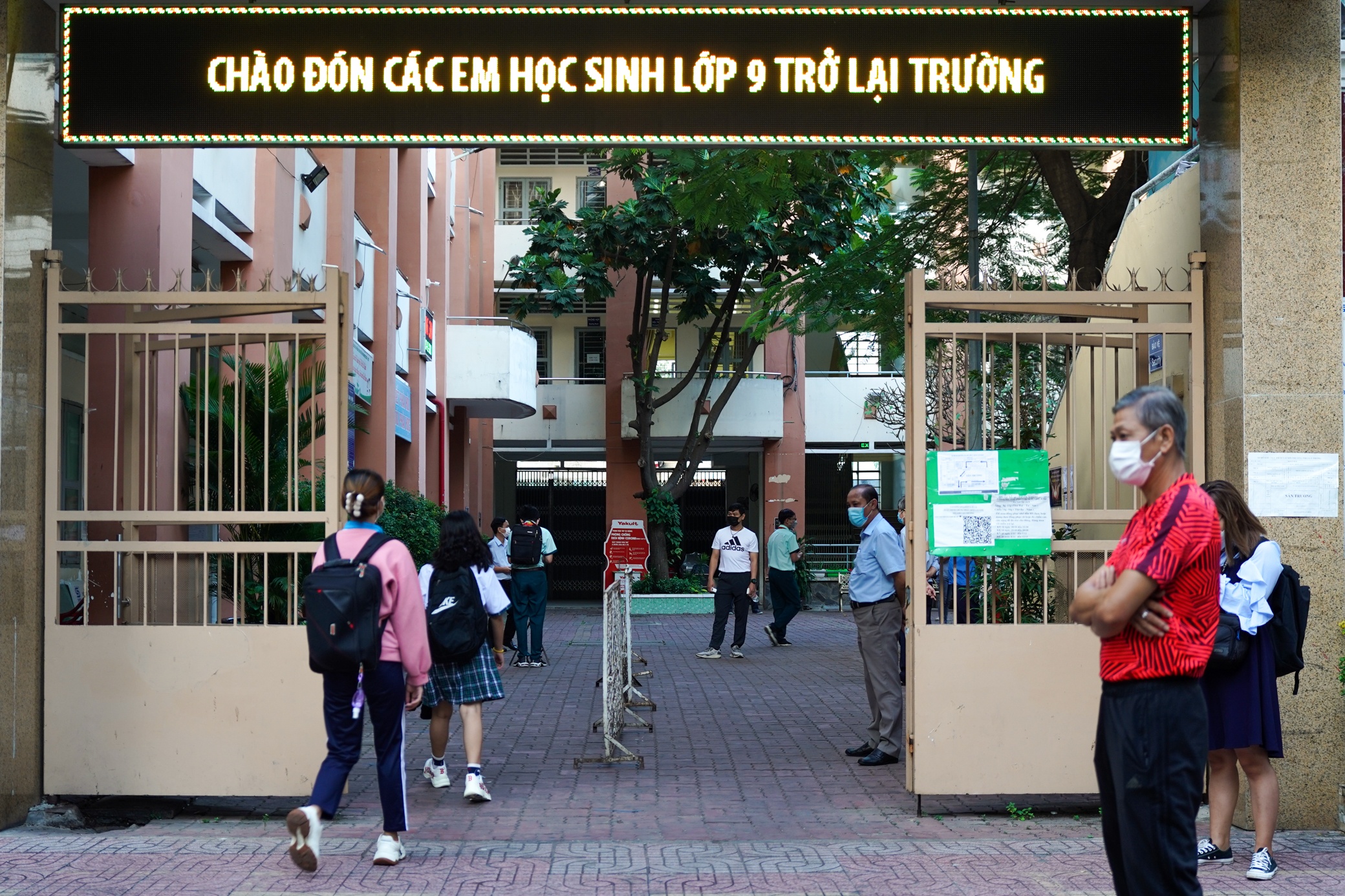 hoc sinh TP.HCM quay lai truong anh 2