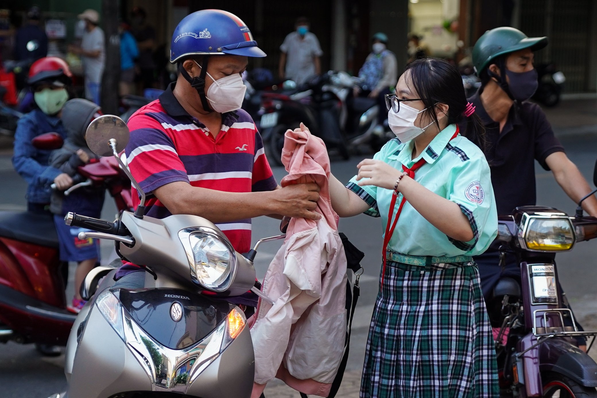 Ngay dau hoc sinh TP.HCM tro lai truong sau 7 thang gian doan hinh anh