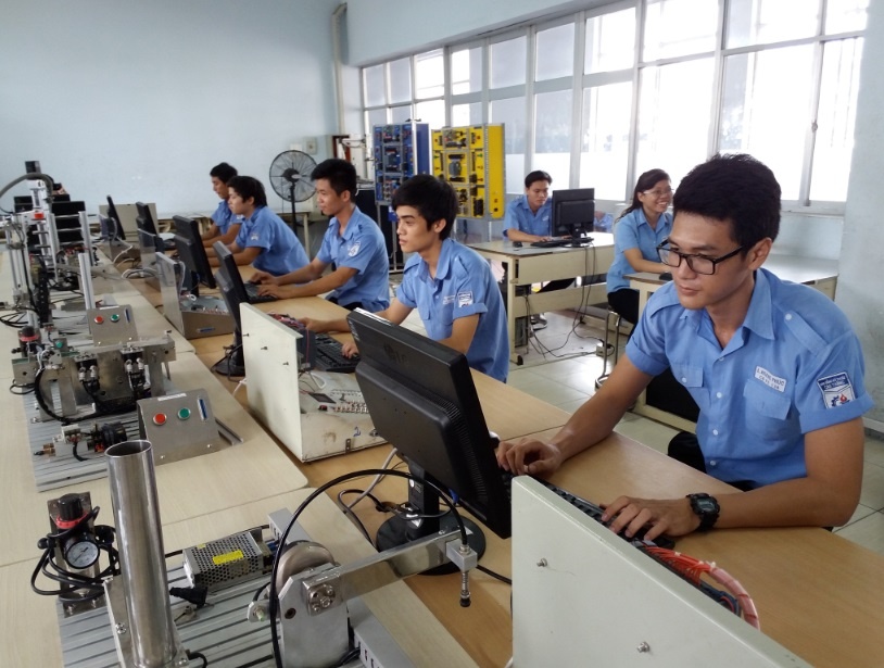 sinh vien hoc truc tiep anh 1