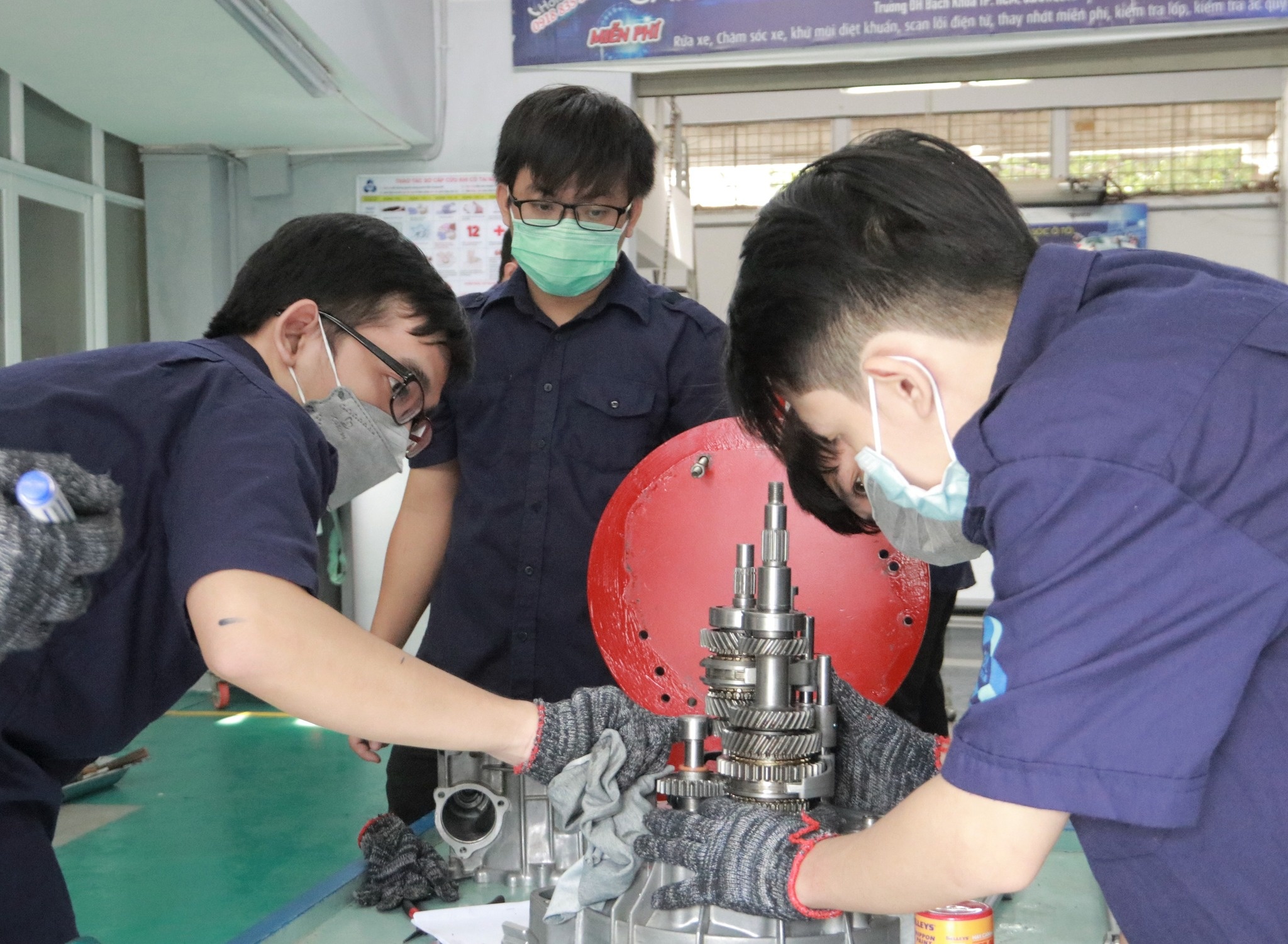 Them 3 dai hoc tai TP.HCM cho sinh vien quay lai truong hinh anh