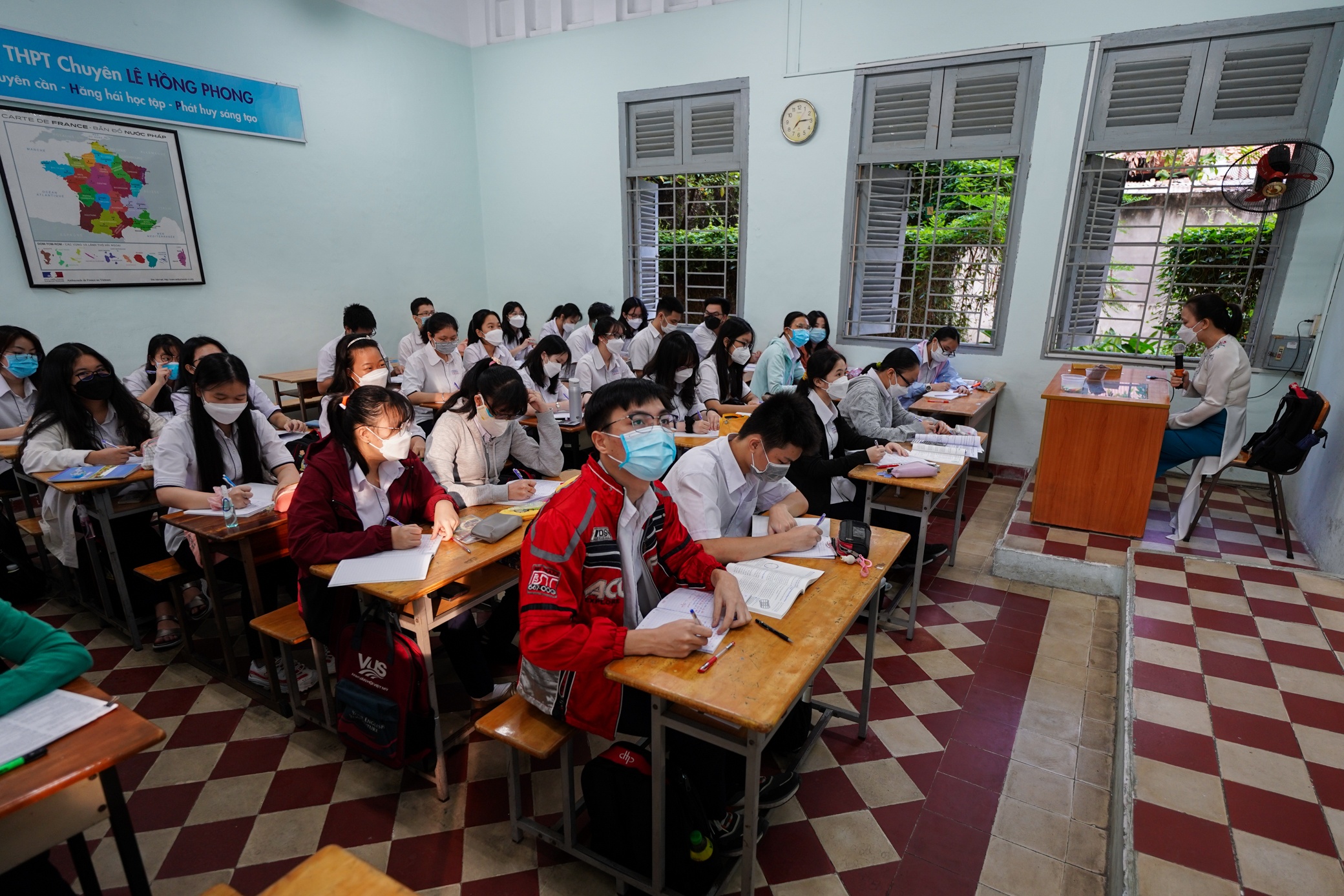 mo cua truong o TP.HCM anh 1