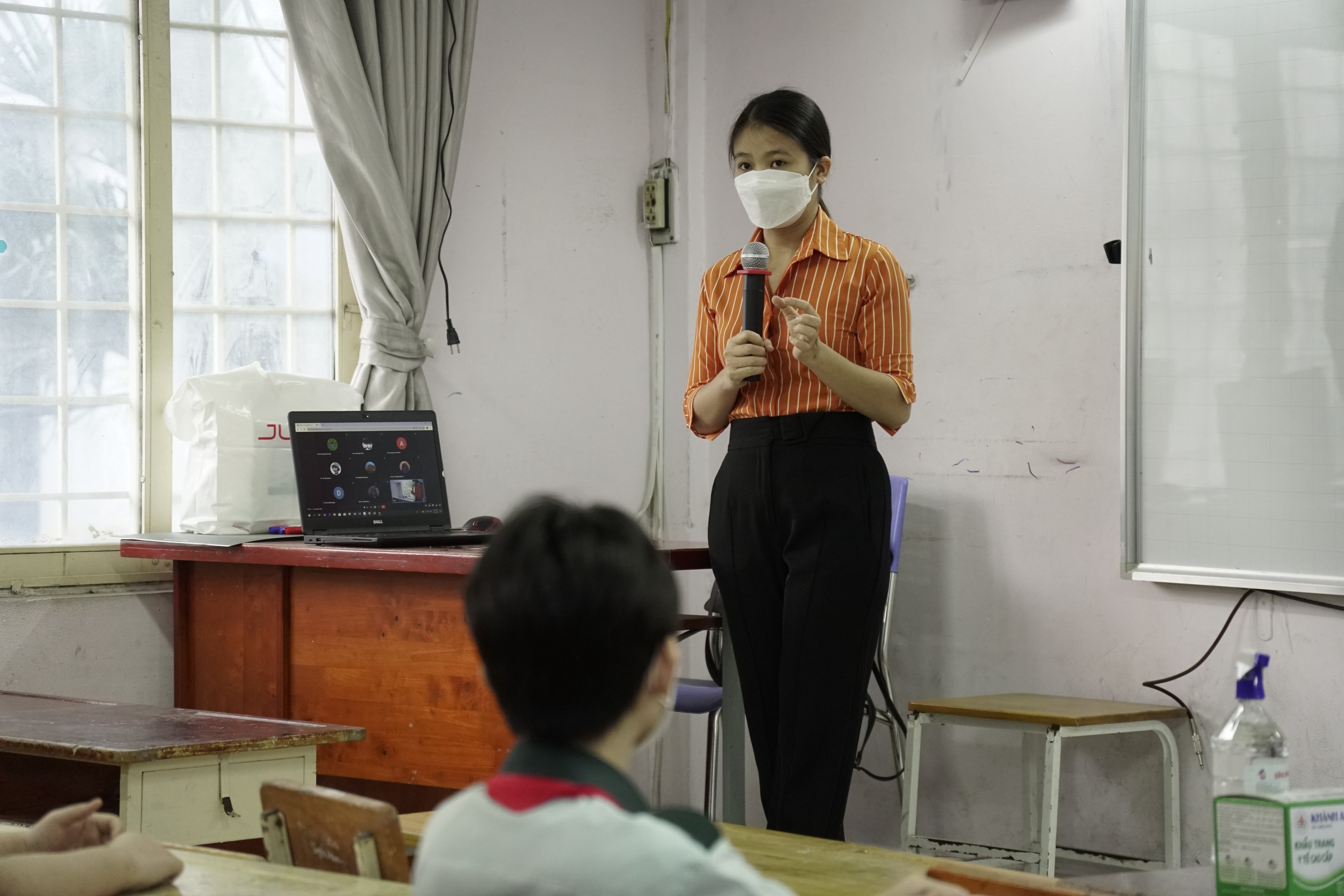 Hoc sinh TP.HCM den truong anh 2