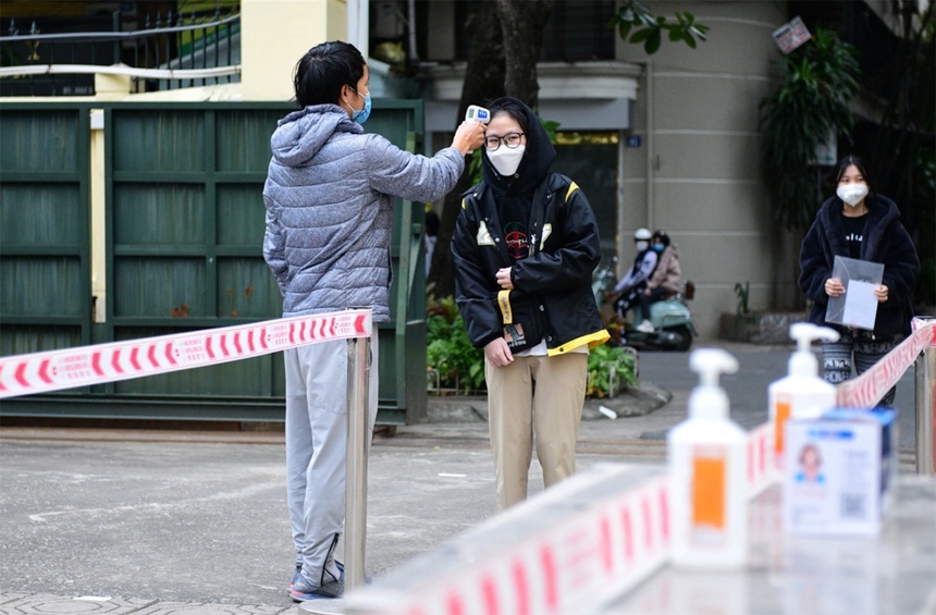 8/12 quan cua Ha Noi dung cho hoc sinh den truong hinh anh