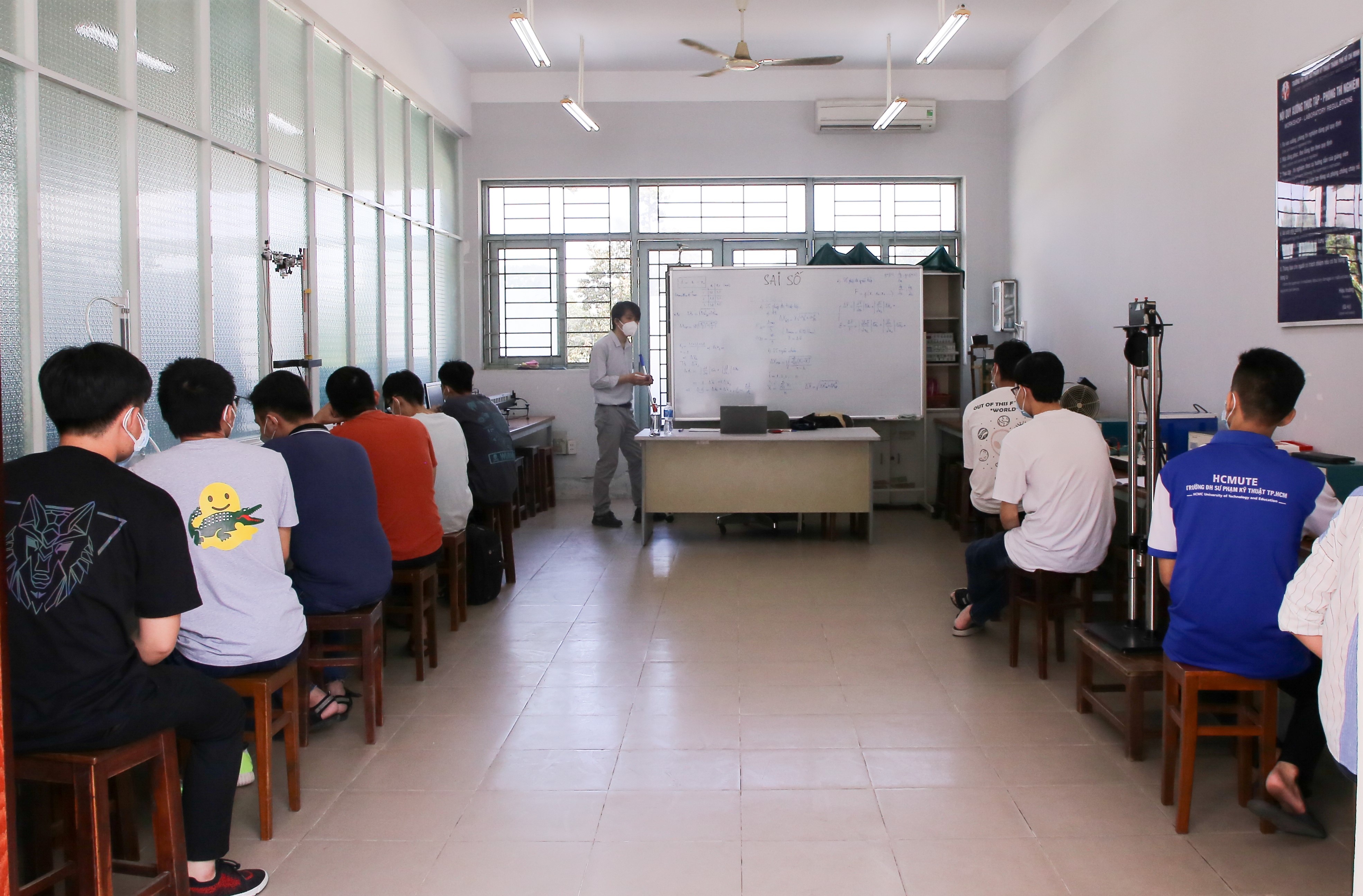 sinh vien hoc tap trung anh 1