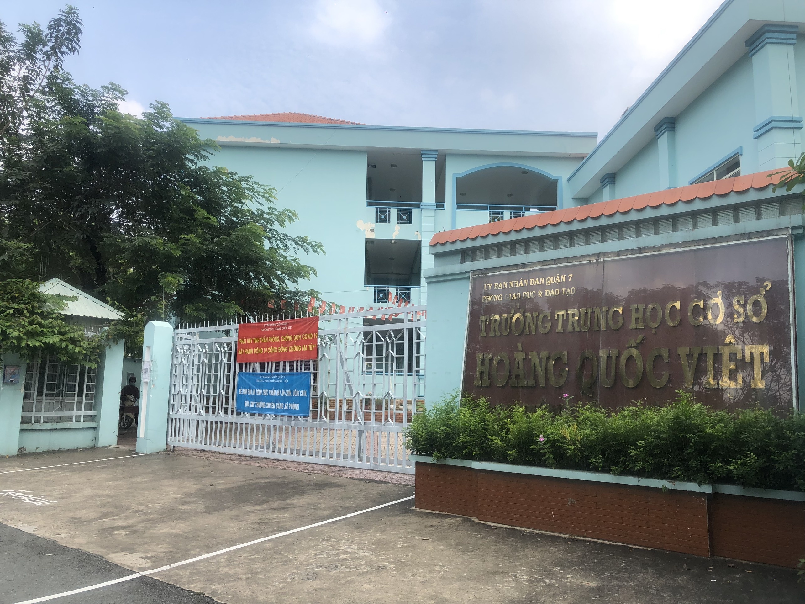 Giao vien uong thuoc ngu tu tu anh 1