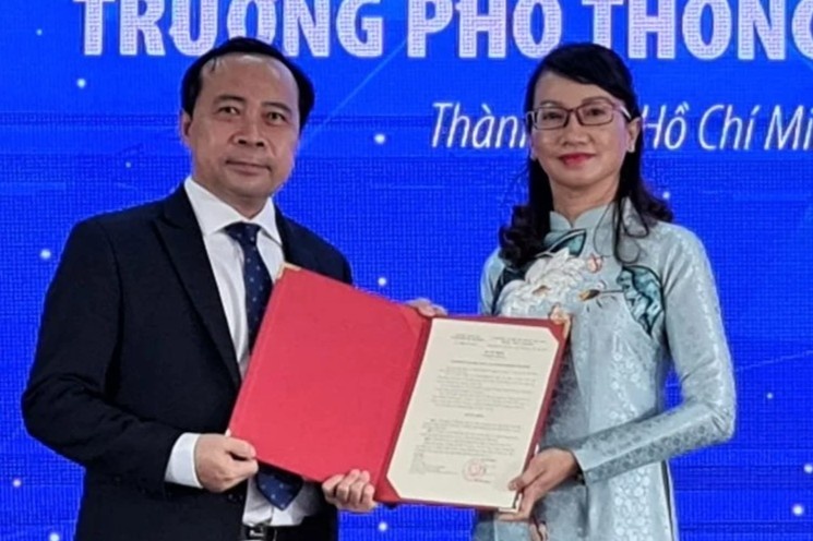 Nu giao su lam hieu truong truong Pho thong Nang khieu hinh anh