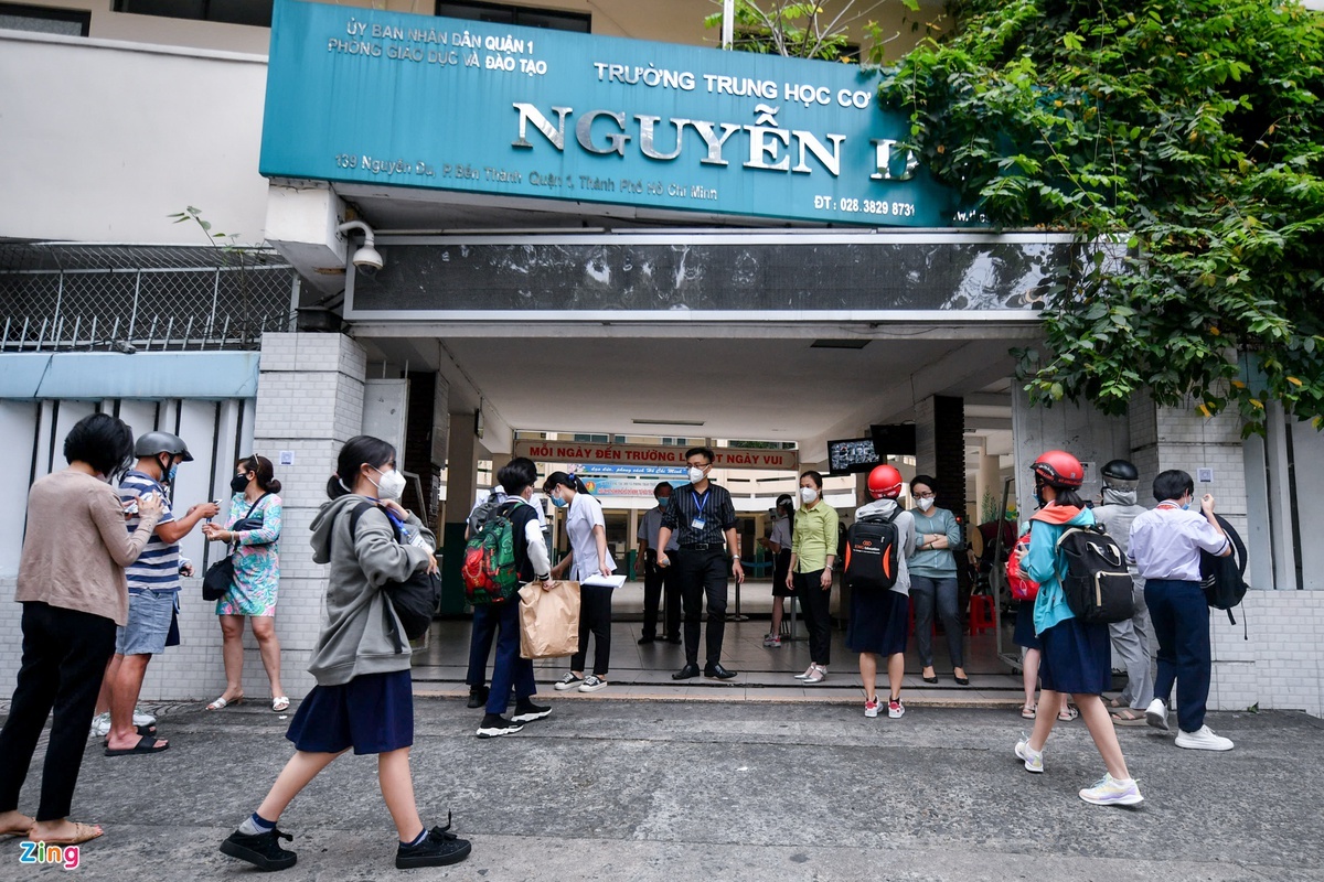 hoc sinh tro lai truong anh 1