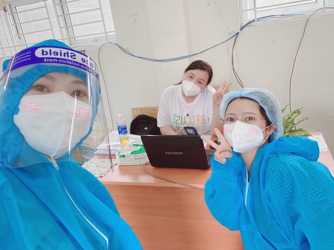 Giao vien nu xung phong vao tuyen dau chong dich hinh anh