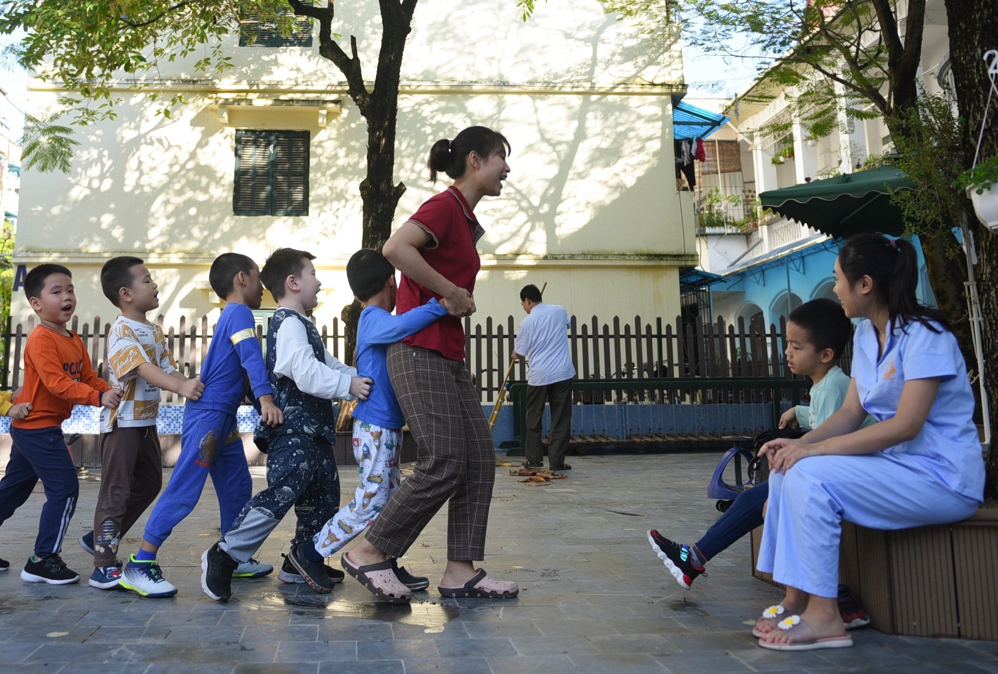 Truong mam non o TP.HCM gap rut tuyen giao vien, tap vu, bao ve hinh anh