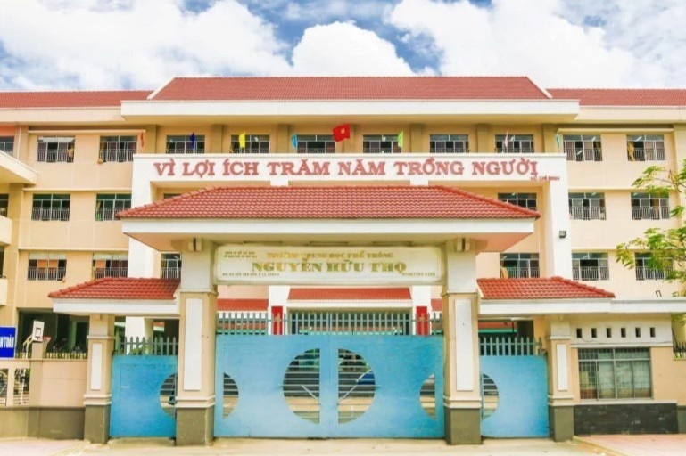 Nu sinh o TP.HCM nhay tu lau 3 tai truong hinh anh