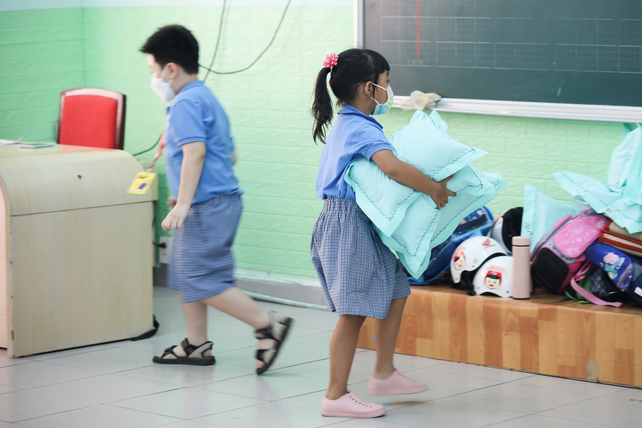 Hoc sinh la F0 o TP.HCM tang, truong kho day ca online va offline hinh anh