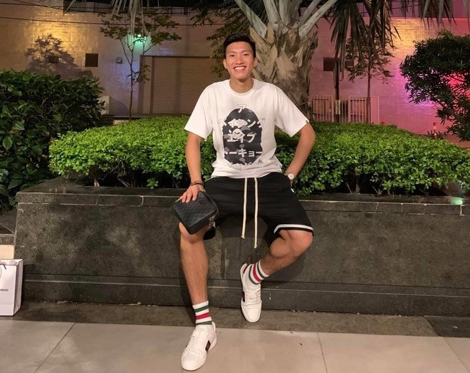 thoi trang cua Doan Van Hau truoc va sau khi noi anh 9