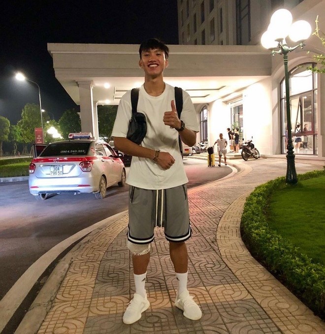 thoi trang cua Doan Van Hau truoc va sau khi noi anh 10