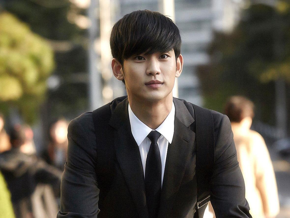 Tai tu Kim Soo Hyun luon thu hut fan nu khi dien suit hinh anh