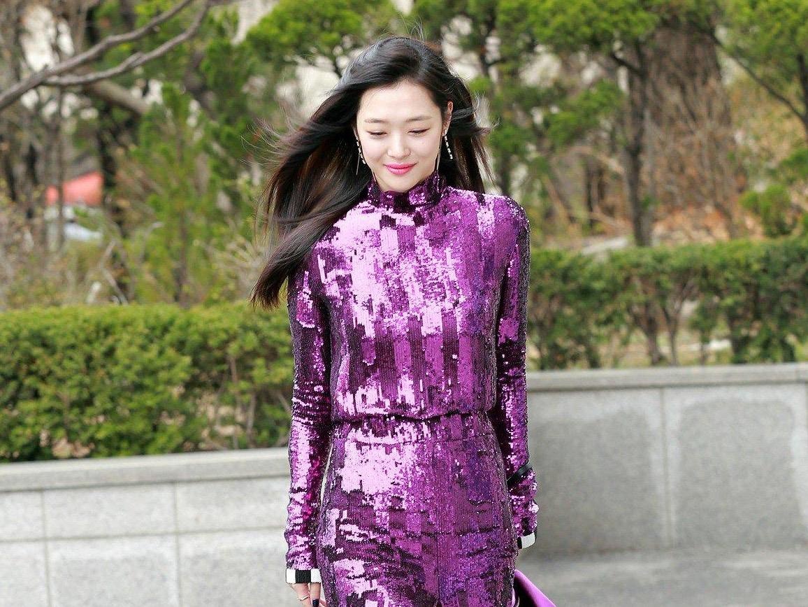 Khi khong tha rong, Sulli luon duoc khen du mac do kho hieu hinh anh