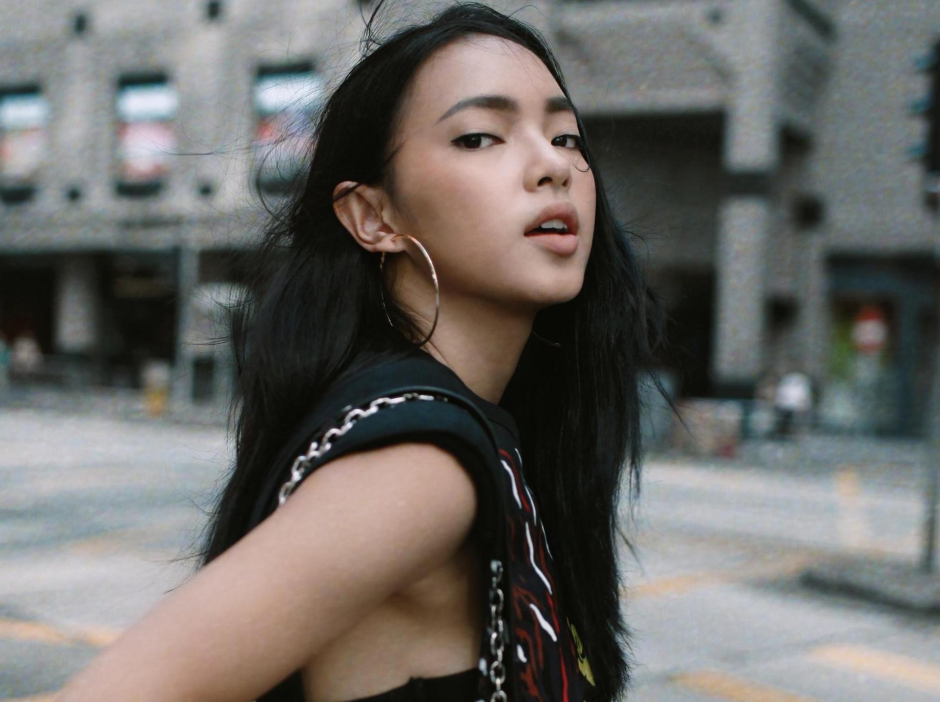 Chau Bui dien toan hang hieu tai Paris hinh anh