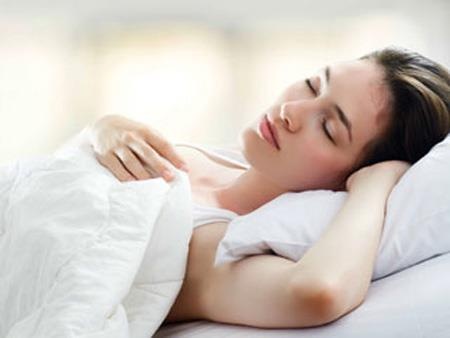 Nằm úp và lệch bên khi ngủ có thể gây hại đến da ảnh 3 Nam up va lech ben khi ngu co the gay hai den da anh 3