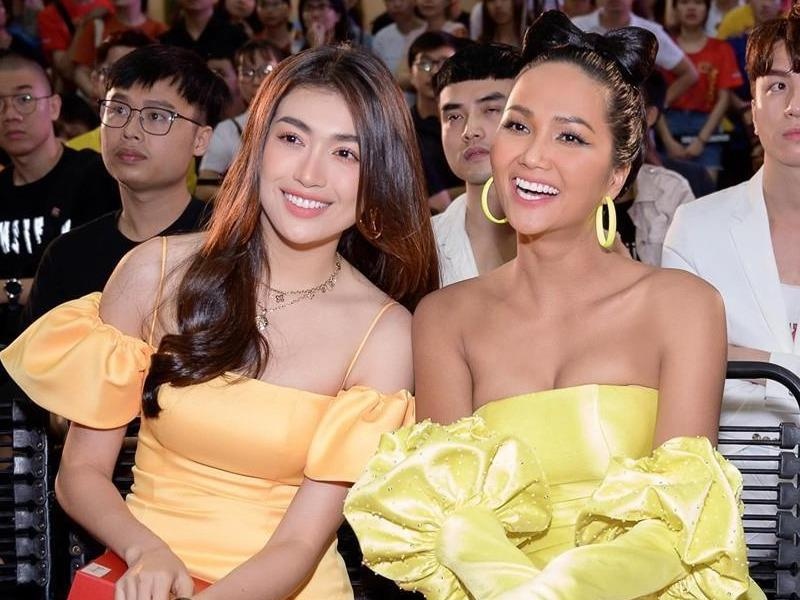 H'Hen Nie gap su co trang phuc voi vay cup nguc hinh anh