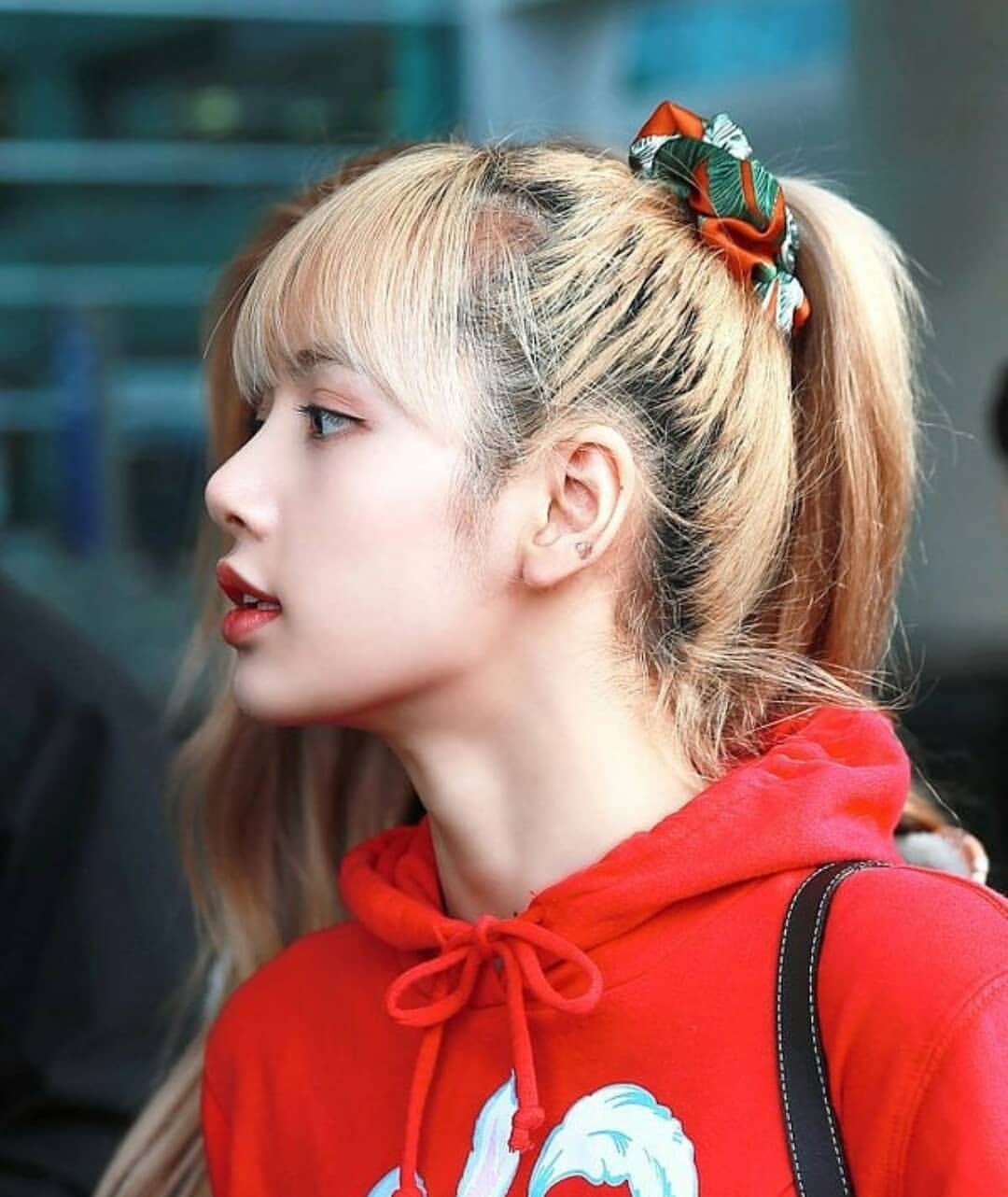 Lisa,  Hani,  Taeyeon,  tay toc anh 1