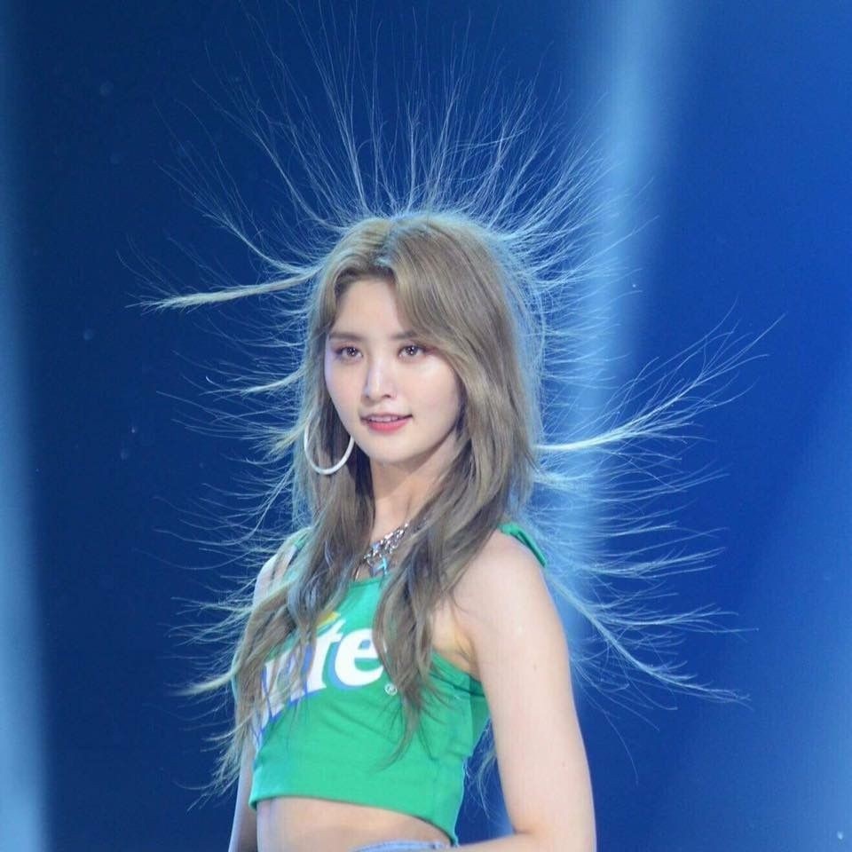 Lisa,  Hani,  Taeyeon,  tay toc anh 5