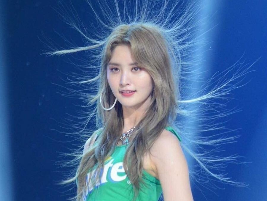 Toc cua dan sao Han trong nhu dong rom vi tay qua nhieu lan hinh anh