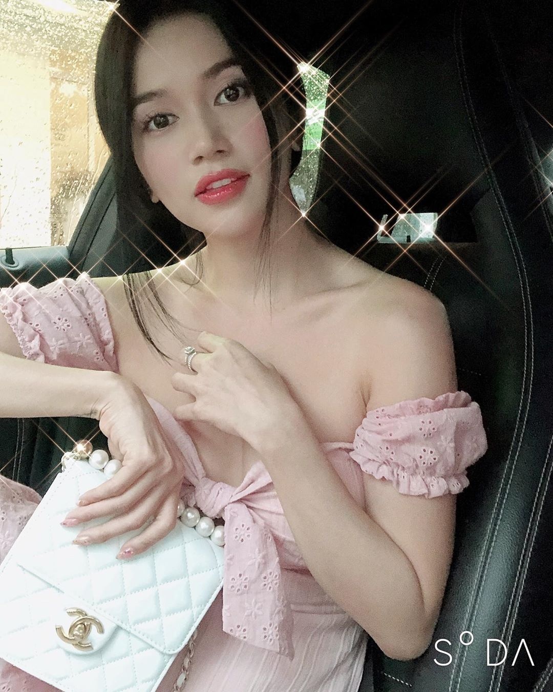 Sĩ Thanh chuộng make up nữ tính, đồ chăm da giá rẻ ảnh 4 Si Thanh chuong make up nu tinh, do cham da gia re anh 4