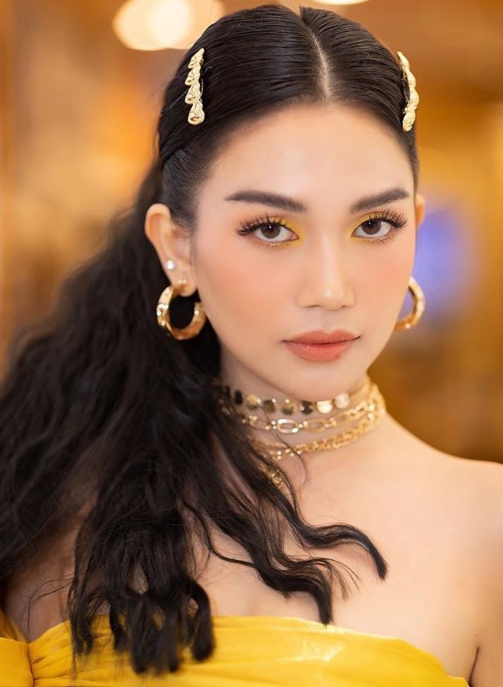 Sĩ Thanh chuộng make up nữ tính, đồ chăm da giá rẻ ảnh 2 Si Thanh chuong make up nu tinh, do cham da gia re anh 2