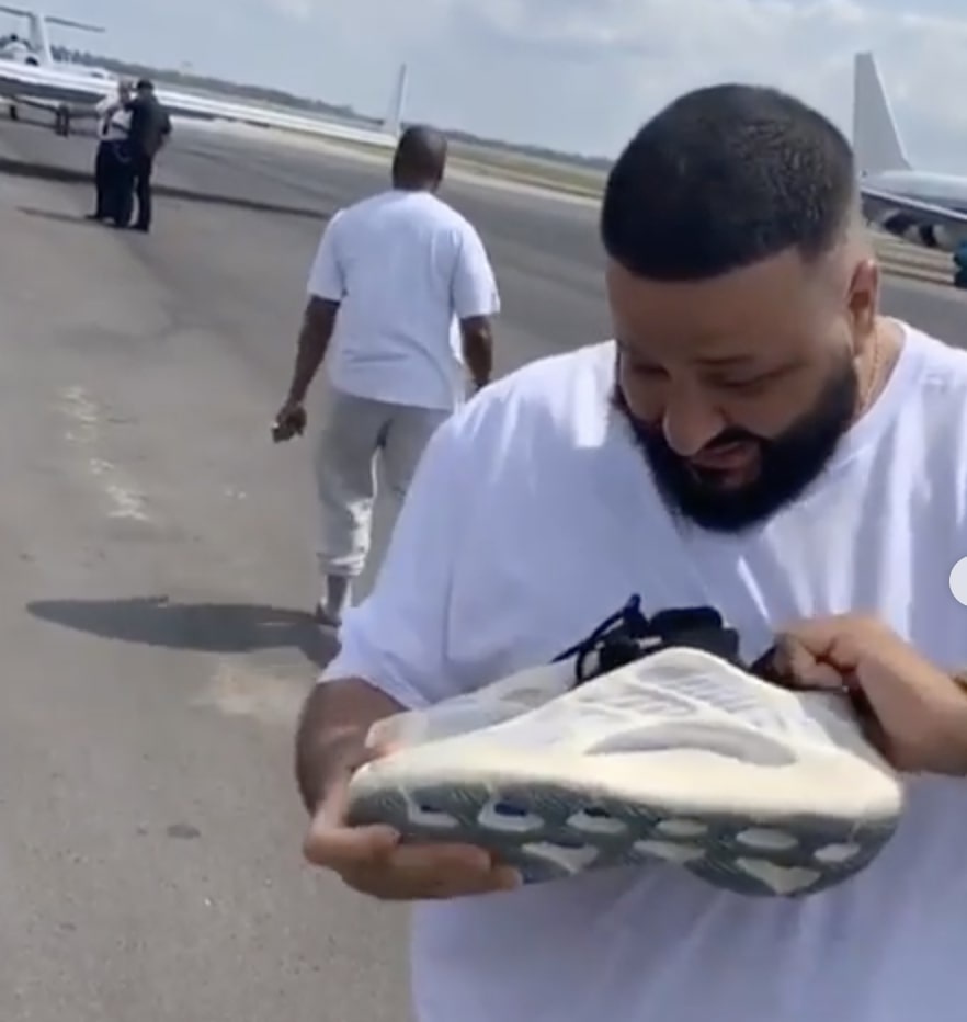 Kanye West tháo đôi Yeezy trên chân tặng DJ Khaled ảnh 2 Kanye West thao doi Yeezy tren chan tang DJ Khaled anh 2