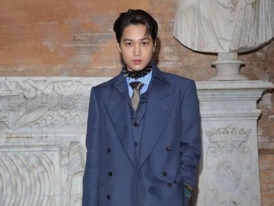 Kai (EXO) ngoi hang ghe dau tai show dien cua Gucci hinh anh