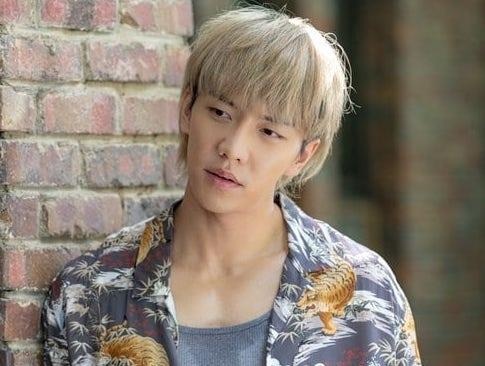 Lee Seung Gi bi che khi mac ao hoa tiet, nhuom toc vang hoe hinh anh