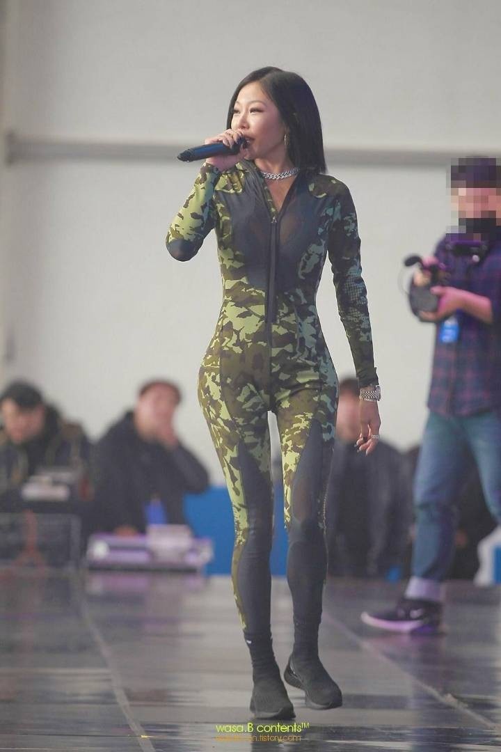 Rapper jessi dien style giau quan tai san bay anh 6