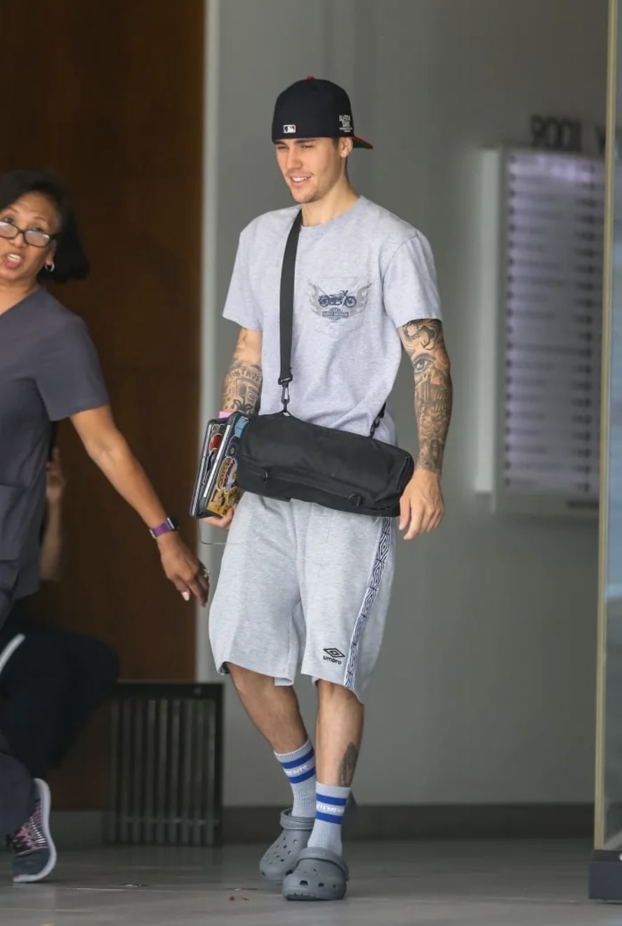 Justin Bieber đi giày crocs ảnh 1 Justin Bieber di giay crocs anh 1