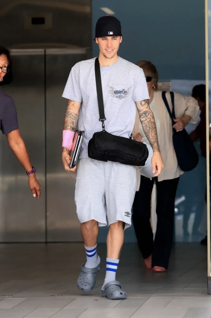 Justin Bieber đi giày crocs ảnh 2 Justin Bieber di giay crocs anh 2