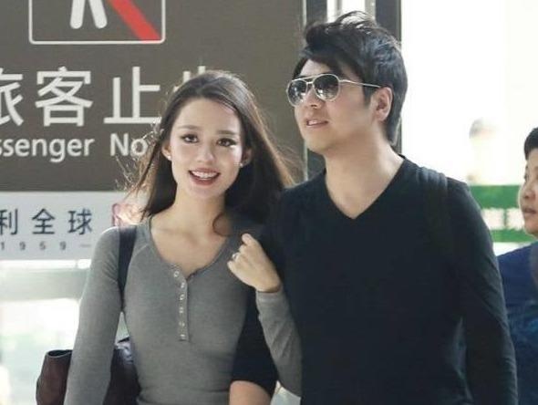 Vo hoang tu piano Trung Quoc bi phat hien mac nhieu lan mot chiec ao hinh anh