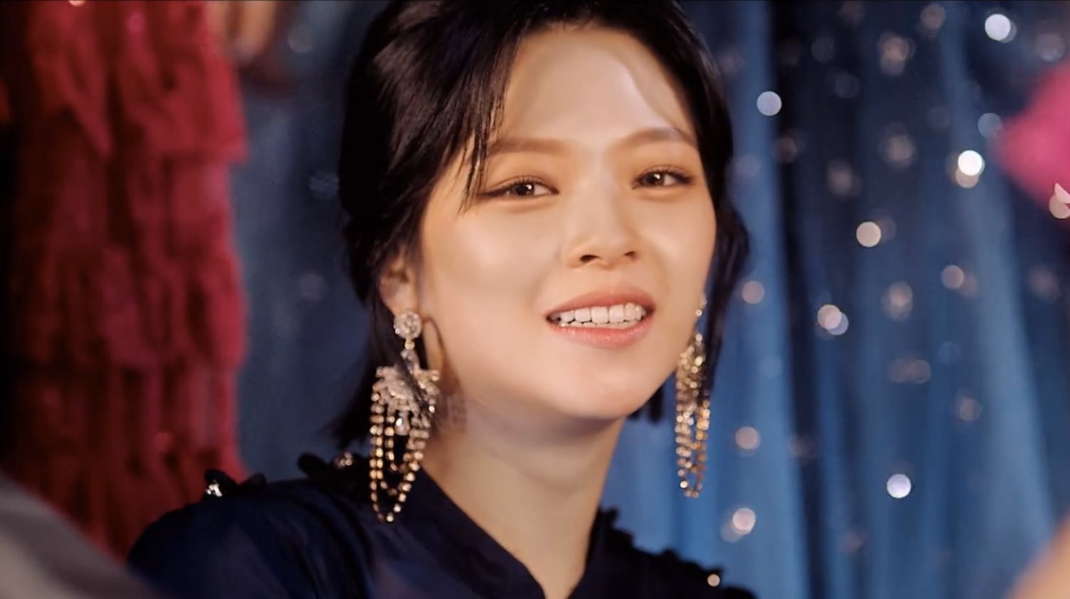 Twice dau tu trang phuc trong MV Feel Special anh 4