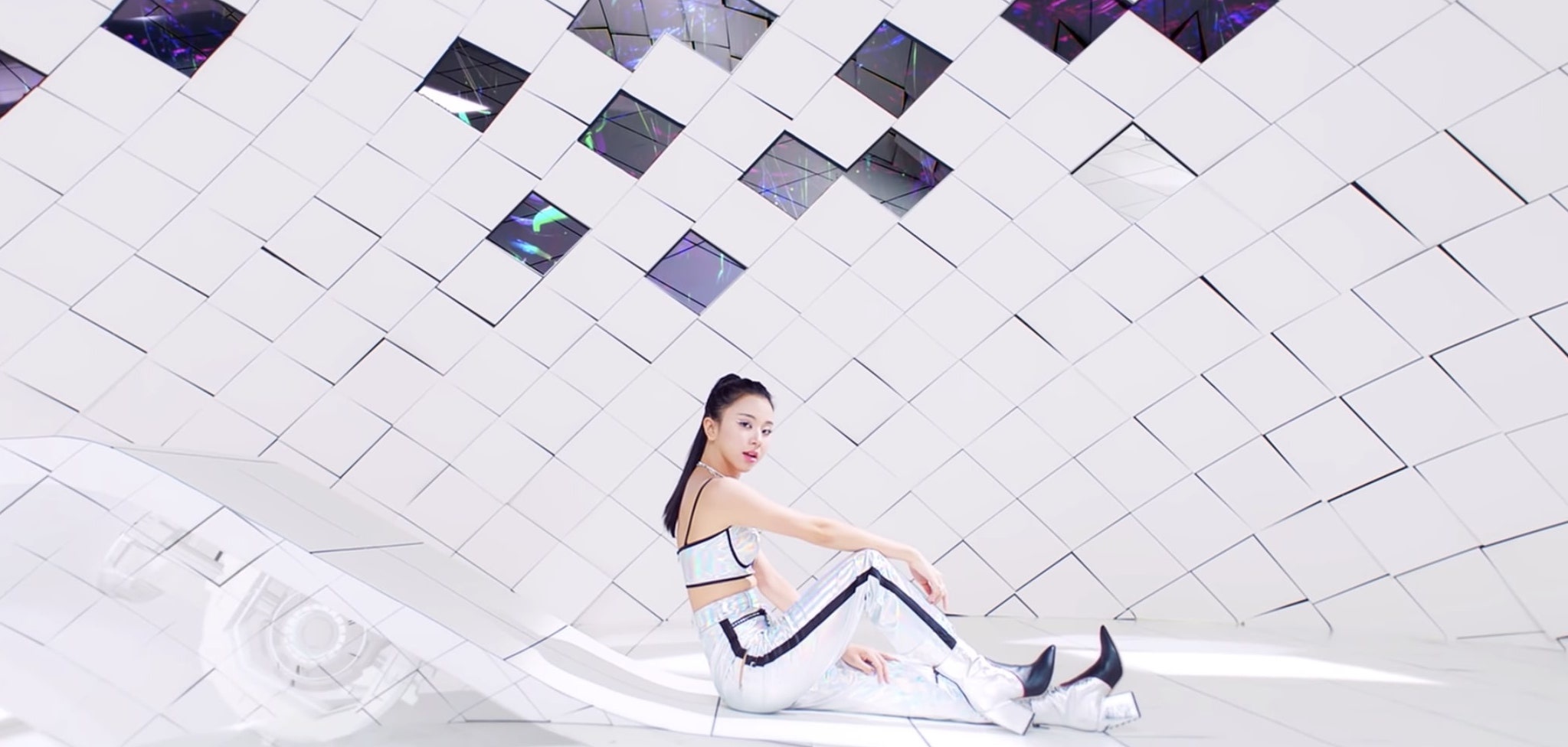 Twice dau tu trang phuc trong MV Feel Special anh 10