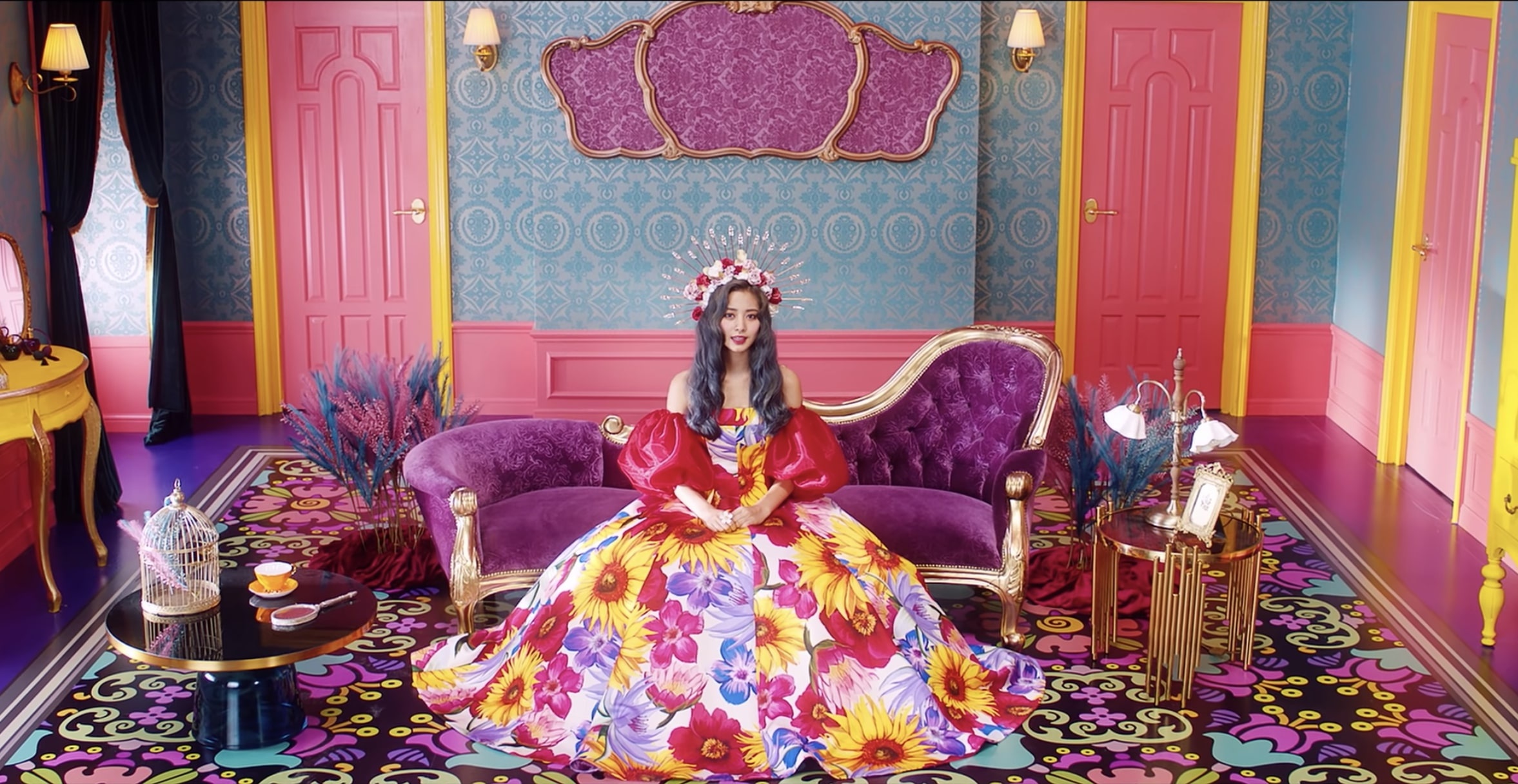 Twice dau tu trang phuc trong MV Feel Special anh 6